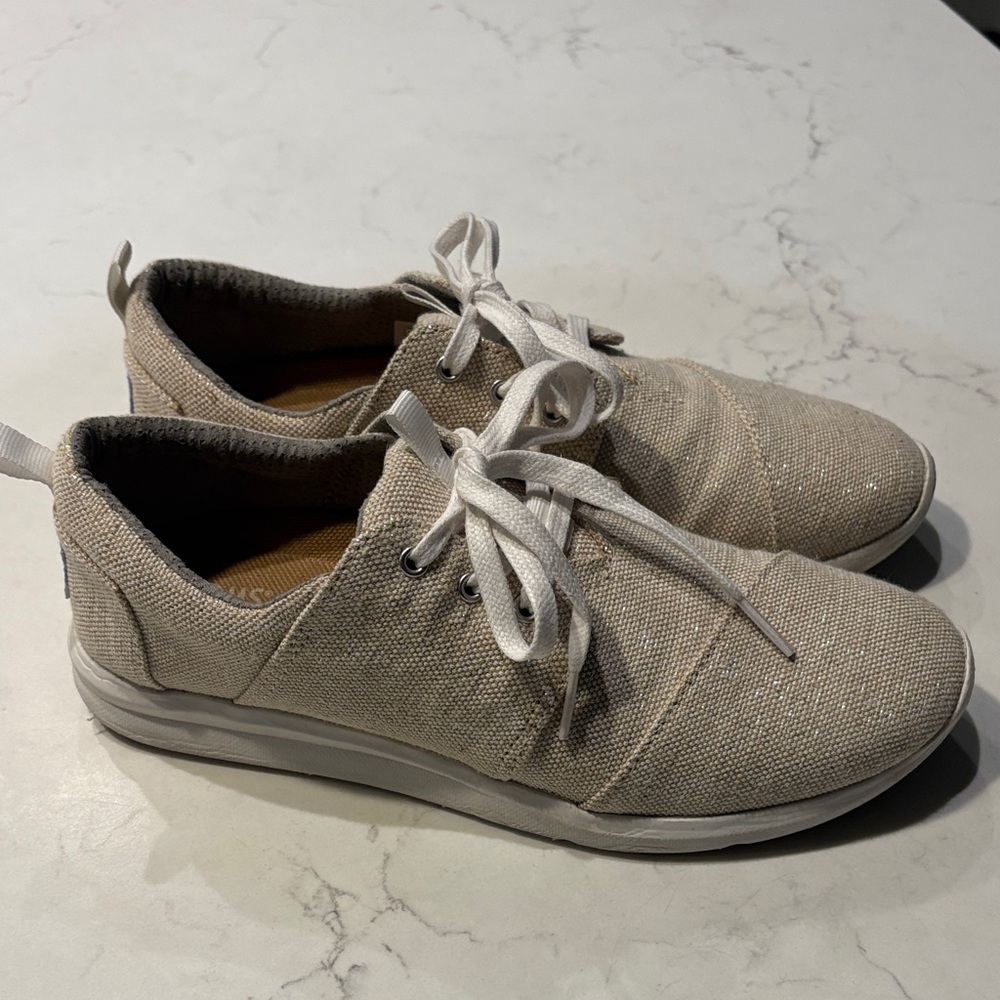 TOMS Women's Del Rey lace-up sneakers in a natural metallic‎ linen material